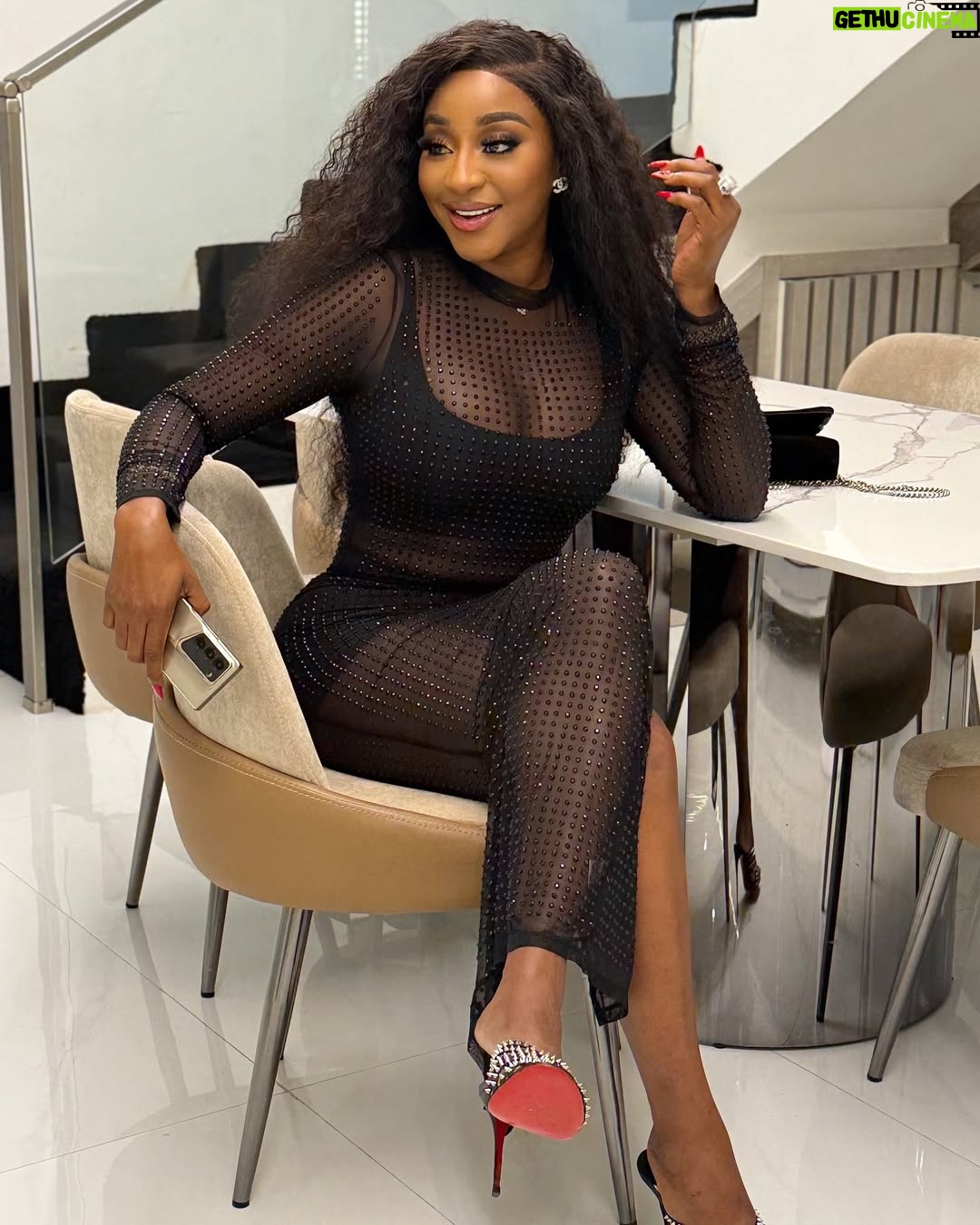 Ini Edo - 253.6K Likes - She said “mama I got this “ I’m just here posing for my lil boss ,She’s the director I’m just following orders 💡💋