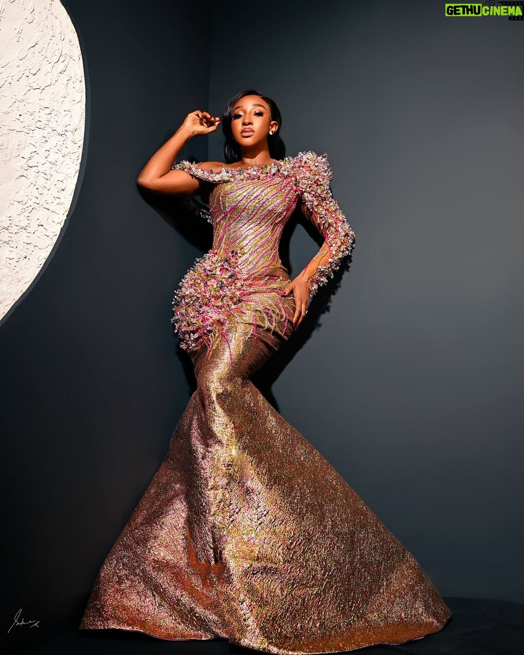 Ini Edo - 167.6K Likes - Out for TM ! Aaaarrrrrghhhhh girl .. you made me so emotional this night. You are indeed an embodiment of God’s grace @tokemakinwa .
Styled by the force … the Tornado @swankyjerry
Dress by @kudcollections
Make up @bernards_magic
Hair by @hairartistrybycoco
Photographer @shotbysukre
Location @dcontenthub
Crowned by the force @swankyjerry
No swanky No styling 💅🏾