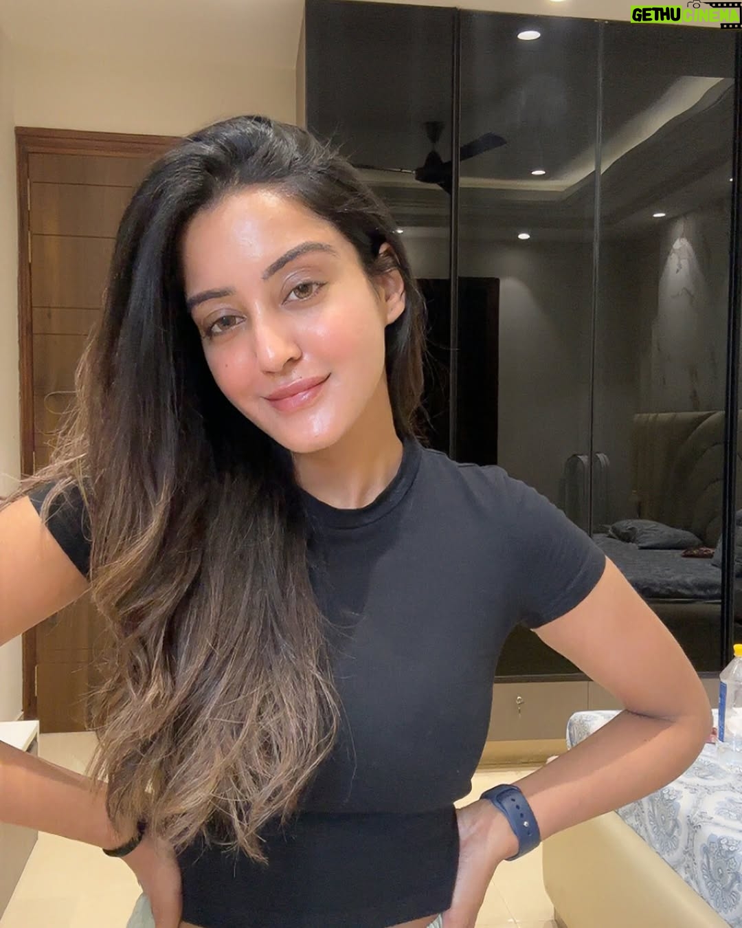 Insha Ghai - 17.4K Likes - Khwahishen fir bhi zidd pe adi hai🫰