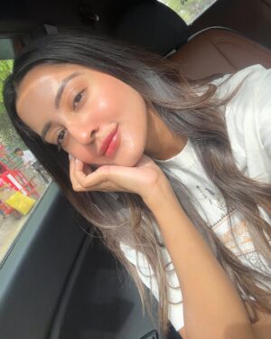Insha Ghai Instagram - Even the sky cries sometimes, but the sun always finds a way back! So will I 🌞🫰❤️‍🩹✨