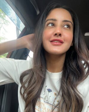 Insha Ghai Instagram - Even the sky cries sometimes, but the sun always finds a way back! So will I 🌞🫰❤️‍🩹✨