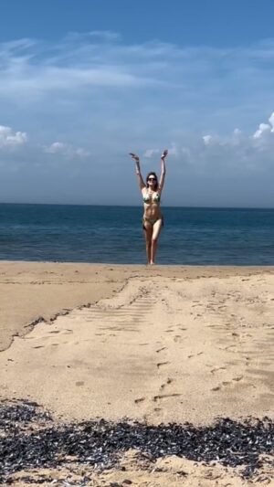 Isabel Macedo Instagram - Hace unos años que voy y vengo a Uruguay con muchísima frecuencia. Antes era porque era mi lugar de descanso favorito en el mundo y ahora porque tb se convirtió en mi lugar de trabajo. 
Lo más importante para mí y para mi familia es la tranquilidad y en este caso decidí que la mejor opción para estar tanto en Argentina como en Uruguay es @proseguruy @prosegurarg 
Tengo la app Prosegur Smart y con ella puedo activar y desactivar la alarma aun estando fuera de casa ( a veces nos pasa que en el apuro de ir y venir, nos olvidamos de activarla ) y ahora podemos hacerlo desde la app, sin tener que volver a casa. 
También puedo ver a través de las cámaras los distintos espacios de mi casa ,en tiempo real.