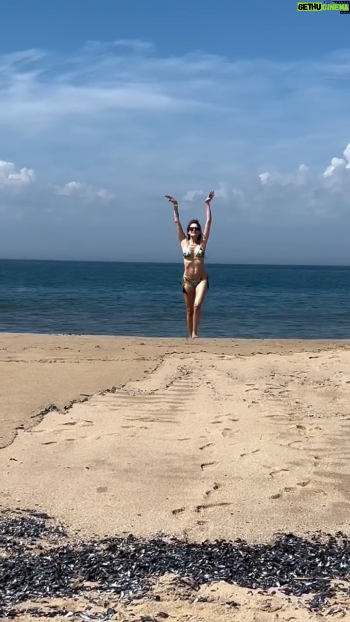 Isabel Macedo - 6.2K Likes - Hace unos aƱos que voy y vengo a Uruguay con muchĆsima frecuencia. Antes era porque era mi lugar de descanso favorito en el mundo y ahora porque tb se convirtió en mi lugar de trabajo.
Lo mÔs importante para mà y para mi familia es la tranquilidad y en este caso decidà que la mejor opción para estar tanto en Argentina como en Uruguay es @proseguruy @prosegurarg
Tengo la app Prosegur Smart y con ella puedo activar y desactivar la alarma aun estando fuera de casa ( a veces nos pasa que en el apuro de ir y venir, nos olvidamos de activarla ) y ahora podemos hacerlo desde la app, sin tener que volver a casa.
TambiƩn puedo ver a travƩs de las cƔmaras los distintos espacios de mi casa ,en tiempo real.