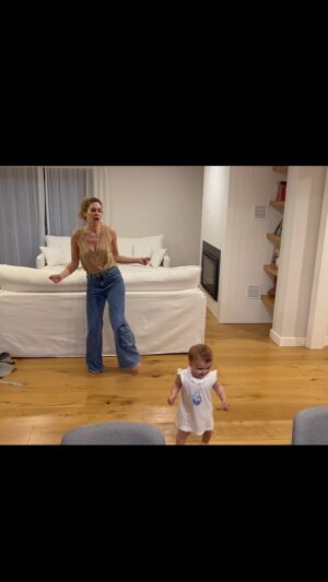 Isabel Macedo Instagram - El tamaño de Julia cuando nos vinimos a Montevideo a filmar @margaritasitequiere en 2023… 
Me dan ganas de llorar, no me acordaba q era tan chiquita. 
Tenía un año , aprendió a caminar acá. Y a bailar… 🤣🤣🤣 todo a la vez. 
Contexto. Ensayando la coreo en el living, para una escena que filmábamos al día siguiente.
Gracias @bycrismorena por regalarme estos momentos con mis hijas. 
Ya era una fiesta vivirlo con la gente , imagínate ahora poder compartirlo con mis hijitas 🥹❤️ te quiero