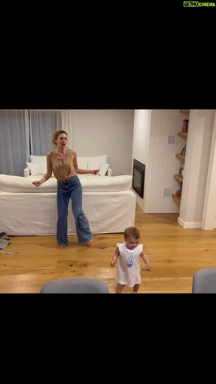 Isabel Macedo - 50.2K Likes - El tamaƱo de Julia cuando nos vinimos a Montevideo a filmar @margaritasitequiere en 2023ā¦
Me dan ganas de llorar, no me acordaba q era tan chiquita.
TenĆa un aƱo , aprendió a caminar acĆ”. Y a bailarā¦ š¤£š¤£š¤£ todo a la vez.
Contexto. Ensayando la coreo en el living, para una escena que filmĆ”bamos al dĆa siguiente.
Gracias @bycrismorena por regalarme estos momentos con mis hijas.
Ya era una fiesta vivirlo con la gente , imagĆnate ahora poder compartirlo con mis hijitas š„¹ā¤ļø te quiero