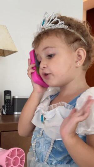 Isabel Macedo Instagram - Si o si había que llamar a abuelita para contarle 🥰😍❤️