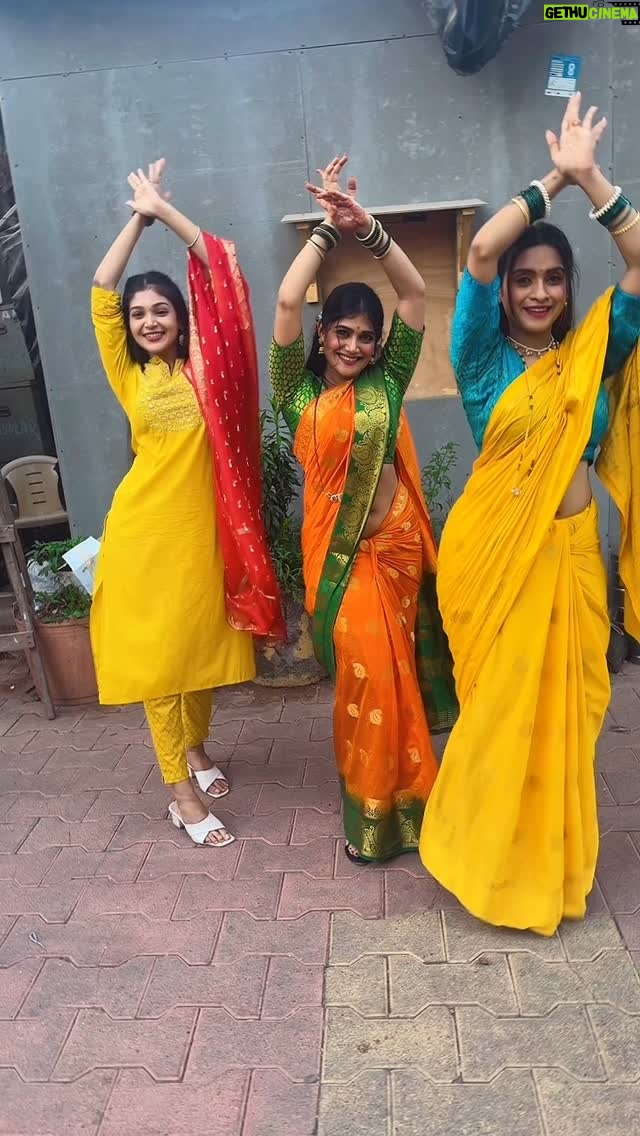 Isha Keskar - 168.7K Likes - भांडणानंतर 5 मिनिटांनी आम्ही🤭🤓🫶🏽
Video credits @advait2437 🫶🏽
#kharesisters
#laxmichyapavlanni👣
