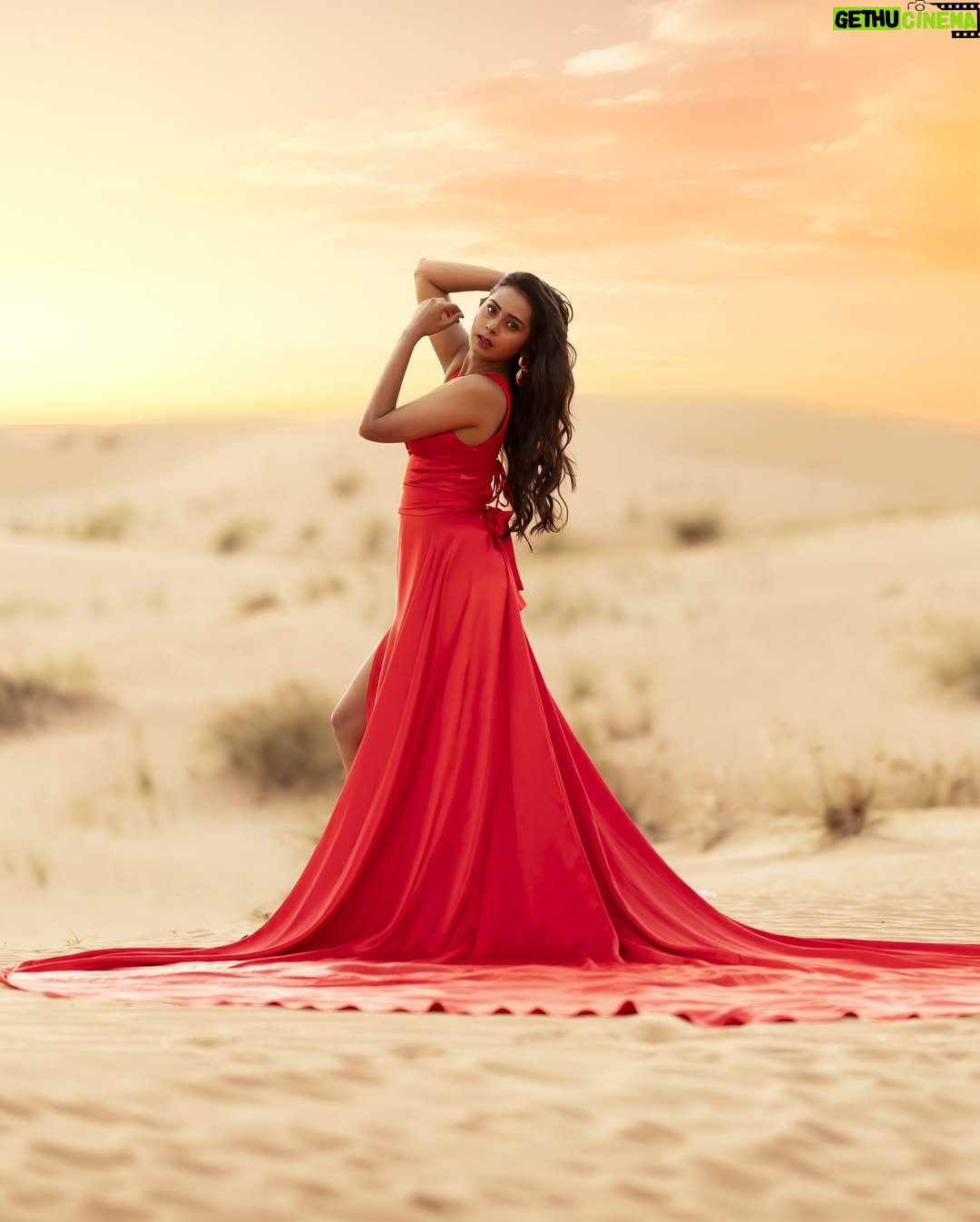 Ishita Varsha - 14.7K Likes - Born red-y ! š
#ishitavarsha #blessedlifeš #thankyougenieš§āāļø #loveandgratitudeā¤ļø #desert #dubai #dubaiš¦šŖ #dubaidesert #red #reddresses #photoshoot #gown #redgown #dubaiphotoshoot #desertshoot #fashion #fashionphotography