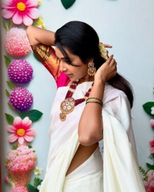 Ishita Varsha Instagram - ಮಧುರ ಮೌನ ! 😊

Jewellery: @l_s_jewellery_banglore 

#ishitavarsha #blessedlife😇 #thankyougenie🧞‍♀️ #saree #sareelover #sareecollection