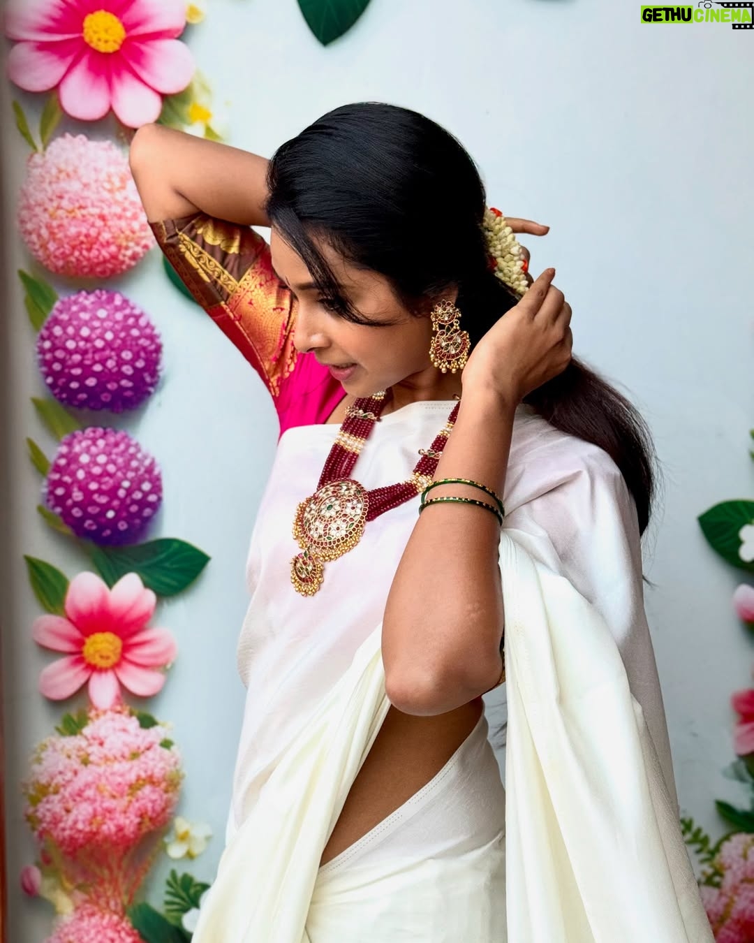 Ishita Varsha - 30.6K Likes - ą²®ą²§ą³ą²° ą²®ą³ą²Ø ! š
Jewellery: @l_s_jewellery_banglore
#ishitavarsha #blessedlifeš #thankyougenieš§āāļø #saree #sareelover #sareecollection