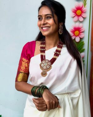 Ishita Varsha Instagram - ಮಧುರ ಮೌನ ! 😊

Jewellery: @l_s_jewellery_banglore 

#ishitavarsha #blessedlife😇 #thankyougenie🧞‍♀️ #saree #sareelover #sareecollection