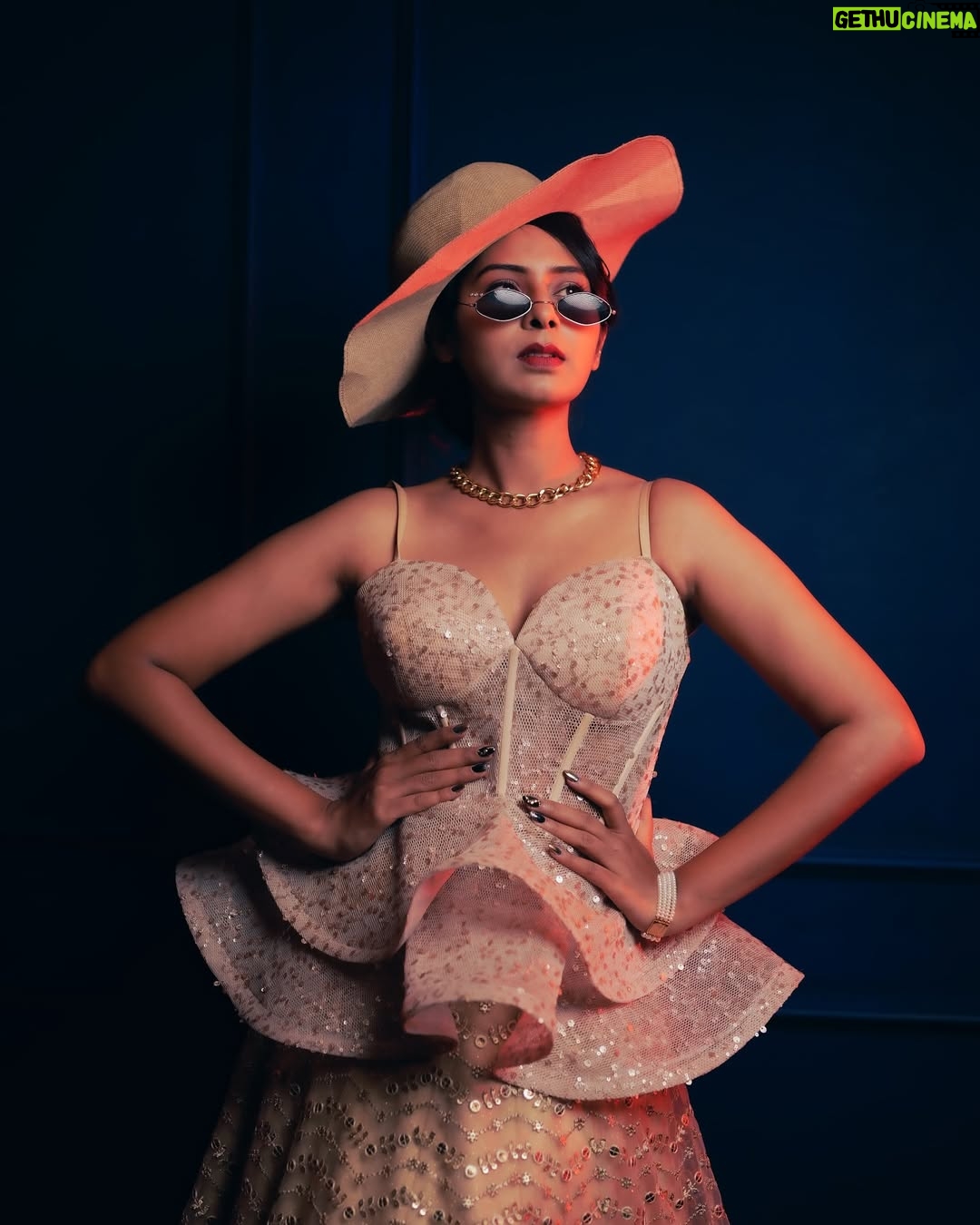 Ishita Varsha - 10.3K Likes - Look @ me , not the caption!š¤Ŗ
#ishitavarsha #thankyougenieš§āāļø #blessedlifeš #loveandgratitudeā¤ļø #vintage #vintagestyle #experimental #english #photoshoot #photoshootideas #photooftheday #englishvibe #vibes #unique #uniqueshoot #experimentalshoot #stylish #style #stylefashion #fashion #fashionstyle #fashionnova #styling #stylingtips #stylinginspiration #vibes