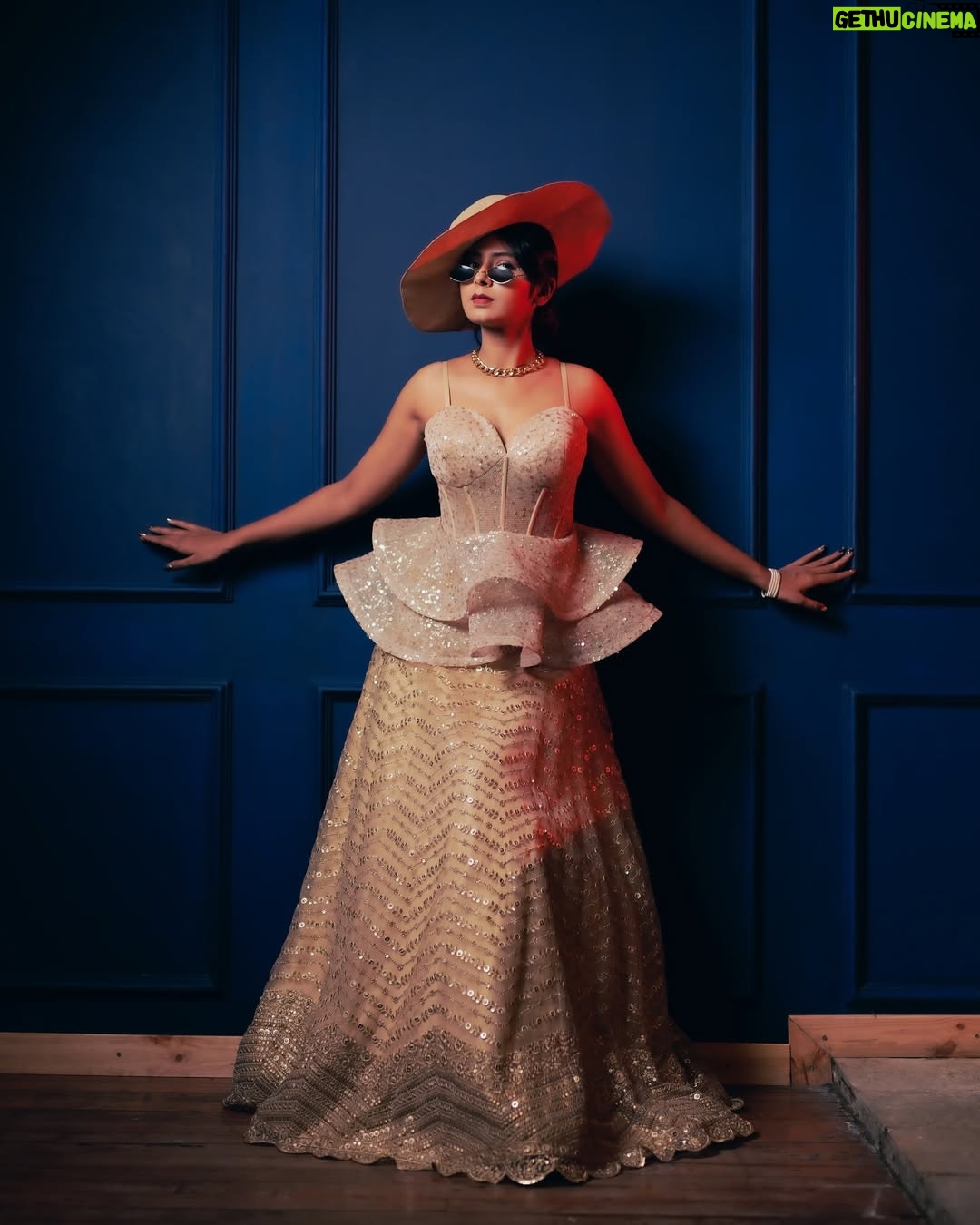 Ishita Varsha - 10.3K Likes - Look @ me , not the caption!š¤Ŗ
#ishitavarsha #thankyougenieš§āāļø #blessedlifeš #loveandgratitudeā¤ļø #vintage #vintagestyle #experimental #english #photoshoot #photoshootideas #photooftheday #englishvibe #vibes #unique #uniqueshoot #experimentalshoot #stylish #style #stylefashion #fashion #fashionstyle #fashionnova #styling #stylingtips #stylinginspiration #vibes
