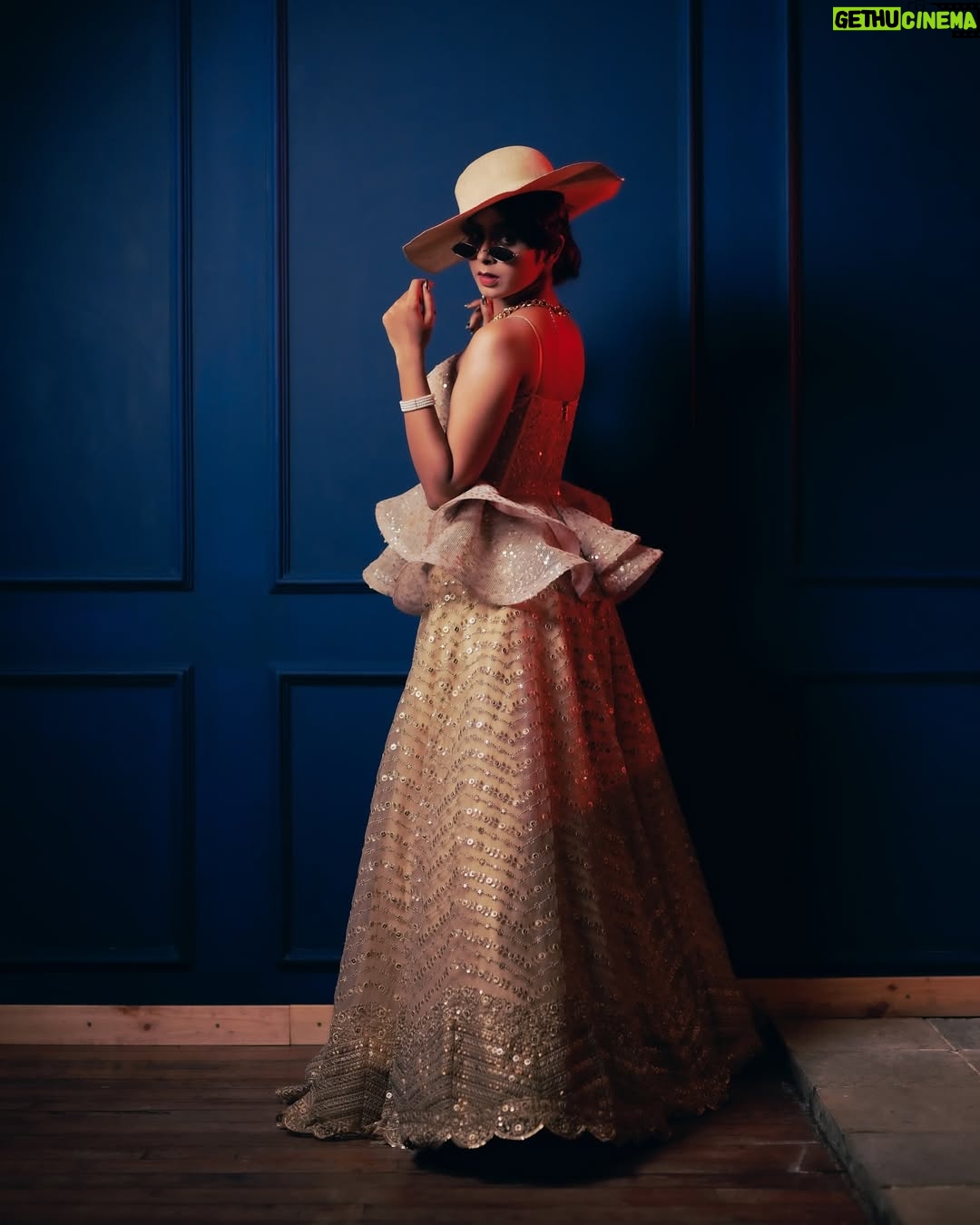 Ishita Varsha - 10.3K Likes - Look @ me , not the caption!š¤Ŗ
#ishitavarsha #thankyougenieš§āāļø #blessedlifeš #loveandgratitudeā¤ļø #vintage #vintagestyle #experimental #english #photoshoot #photoshootideas #photooftheday #englishvibe #vibes #unique #uniqueshoot #experimentalshoot #stylish #style #stylefashion #fashion #fashionstyle #fashionnova #styling #stylingtips #stylinginspiration #vibes