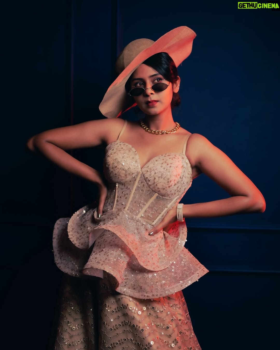 Ishita Varsha - 10.3K Likes - Look @ me , not the caption!š¤Ŗ
#ishitavarsha #thankyougenieš§āāļø #blessedlifeš #loveandgratitudeā¤ļø #vintage #vintagestyle #experimental #english #photoshoot #photoshootideas #photooftheday #englishvibe #vibes #unique #uniqueshoot #experimentalshoot #stylish #style #stylefashion #fashion #fashionstyle #fashionnova #styling #stylingtips #stylinginspiration #vibes
