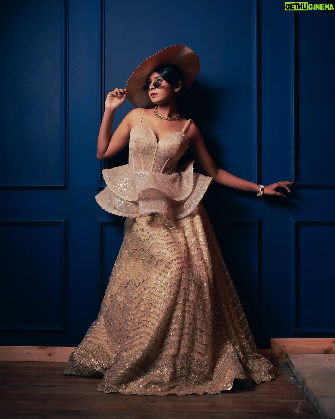 Ishita Varsha - 10.3K Likes - Look @ me , not the caption!š¤Ŗ
#ishitavarsha #thankyougenieš§āāļø #blessedlifeš #loveandgratitudeā¤ļø #vintage #vintagestyle #experimental #english #photoshoot #photoshootideas #photooftheday #englishvibe #vibes #unique #uniqueshoot #experimentalshoot #stylish #style #stylefashion #fashion #fashionstyle #fashionnova #styling #stylingtips #stylinginspiration #vibes