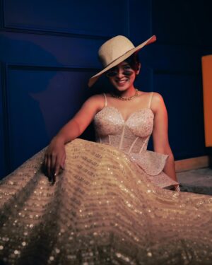 Ishita Varsha Instagram - Look @ me , not the caption!🤪

#ishitavarsha #thankyougenie🧞‍♀️ #blessedlife😇 #loveandgratitude❤️ #vintage #vintagestyle #experimental #english #photoshoot #photoshootideas #photooftheday #englishvibe #vibes #unique #uniqueshoot #experimentalshoot #stylish #style #stylefashion #fashion #fashionstyle #fashionnova #styling #stylingtips #stylinginspiration #vibes