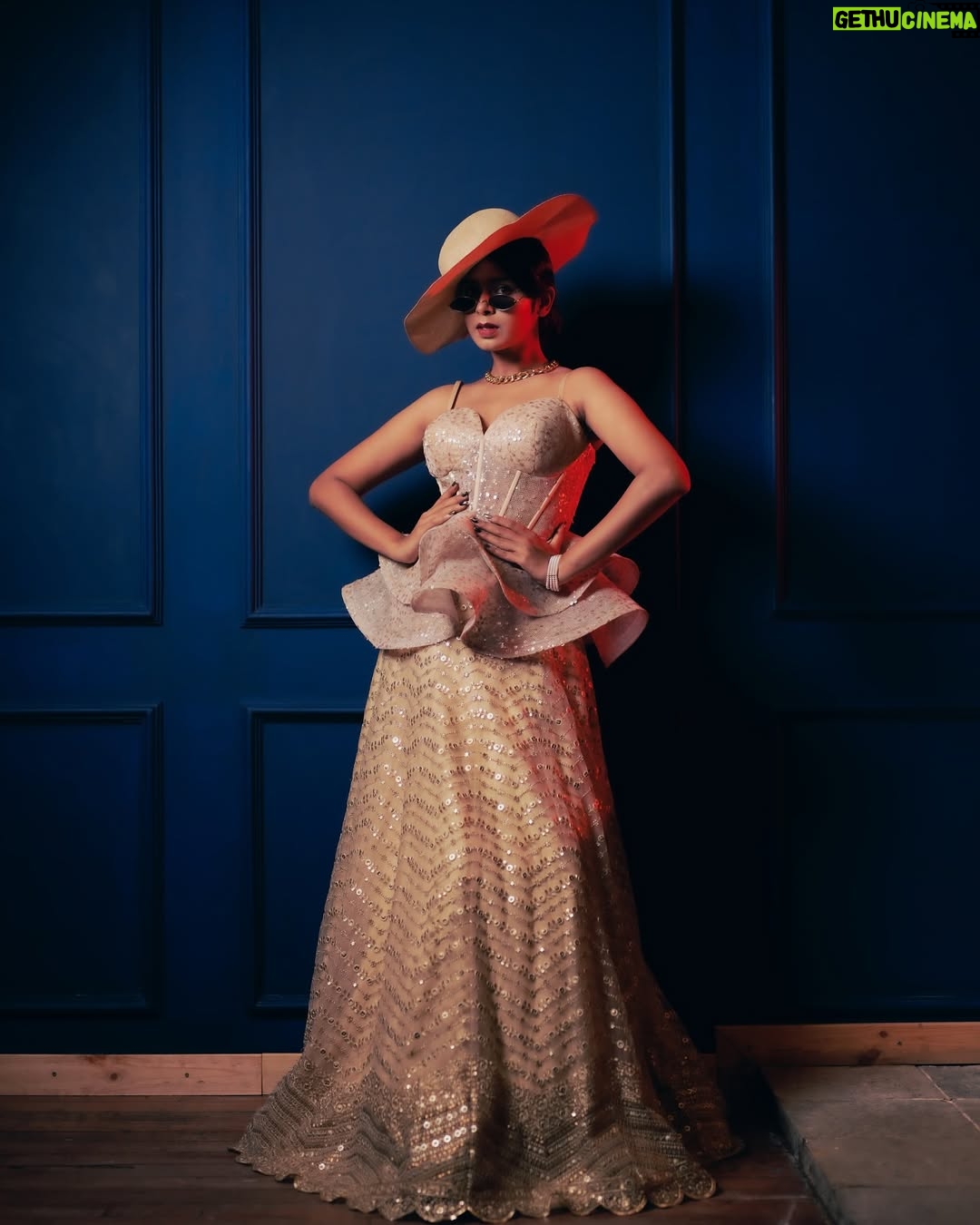 Ishita Varsha - 10.3K Likes - Look @ me , not the caption!š¤Ŗ
#ishitavarsha #thankyougenieš§āāļø #blessedlifeš #loveandgratitudeā¤ļø #vintage #vintagestyle #experimental #english #photoshoot #photoshootideas #photooftheday #englishvibe #vibes #unique #uniqueshoot #experimentalshoot #stylish #style #stylefashion #fashion #fashionstyle #fashionnova #styling #stylingtips #stylinginspiration #vibes