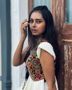 Ishita Varsha Instagram - Hmmmmm How much do u rate it out of 10!? 
I loved the way it turned out! 🥰

Fashion is an art form, so don’t be afraid to be creative with it! 😊

#ishitavarsha #thankyougenie🧞‍♀️ #blessedlife😇 #loveandgratitude❤️ #saree #sareelove #sareelover #sareefashion #styling #stylingtips #sareestyle #sareestyling #oxidisedjewellery #stylish #stylingideas #sareedraping #sareedrape #indowestern #indowesternstyle #indowesternlook #experiment #fashion #fashiongram