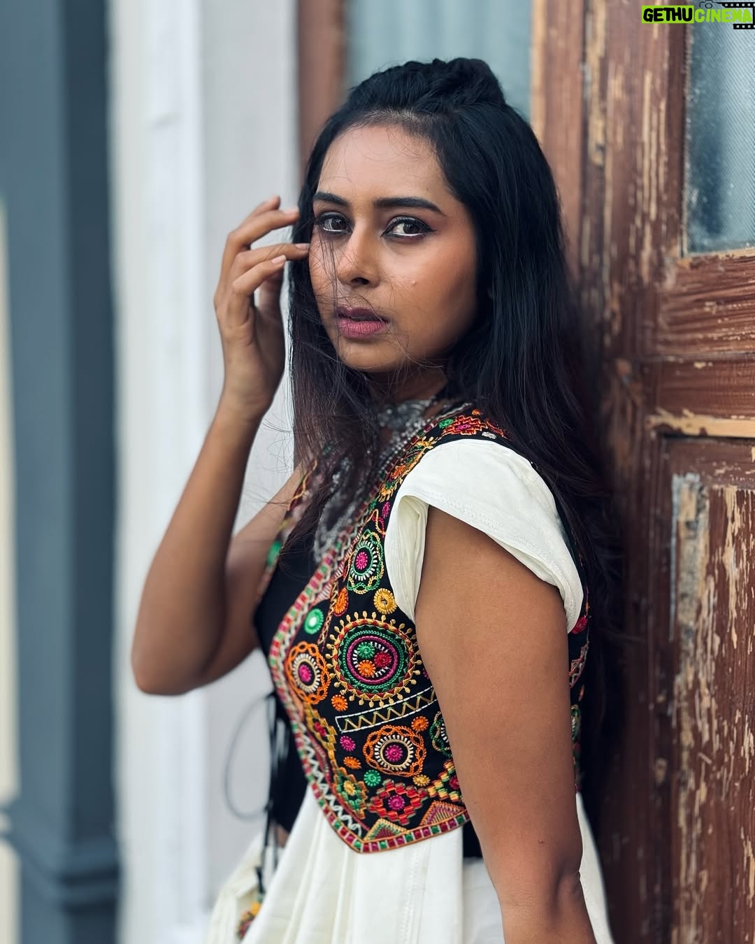 Ishita Varsha - 8.6K Likes - Hmmmmm How much do u rate it out of 10!?
I loved the way it turned out! š„°
Fashion is an art form, so donāt be afraid to be creative with it! š
#ishitavarsha #thankyougenieš§āāļø #blessedlifeš #loveandgratitudeā¤ļø #saree #sareelove #sareelover #sareefashion #styling #stylingtips #sareestyle #sareestyling #oxidisedjewellery #stylish #stylingideas #sareedraping #sareedrape #indowestern #indowesternstyle #indowesternlook #experiment #fashion #fashiongram