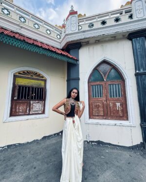 Ishita Varsha Instagram - Hmmmmm How much do u rate it out of 10!? 
I loved the way it turned out! 🥰

Fashion is an art form, so don’t be afraid to be creative with it! 😊

#ishitavarsha #thankyougenie🧞‍♀️ #blessedlife😇 #loveandgratitude❤️ #saree #sareelove #sareelover #sareefashion #styling #stylingtips #sareestyle #sareestyling #oxidisedjewellery #stylish #stylingideas #sareedraping #sareedrape #indowestern #indowesternstyle #indowesternlook #experiment #fashion #fashiongram
