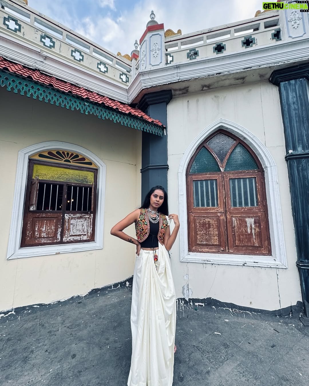 Ishita Varsha - 8.6K Likes - Hmmmmm How much do u rate it out of 10!?
I loved the way it turned out! š„°
Fashion is an art form, so donāt be afraid to be creative with it! š
#ishitavarsha #thankyougenieš§āāļø #blessedlifeš #loveandgratitudeā¤ļø #saree #sareelove #sareelover #sareefashion #styling #stylingtips #sareestyle #sareestyling #oxidisedjewellery #stylish #stylingideas #sareedraping #sareedrape #indowestern #indowesternstyle #indowesternlook #experiment #fashion #fashiongram