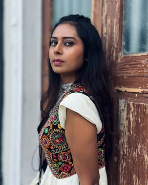 Ishita Varsha Instagram - Hmmmmm How much do u rate it out of 10!? 
I loved the way it turned out! 🥰

Fashion is an art form, so don’t be afraid to be creative with it! 😊

#ishitavarsha #thankyougenie🧞‍♀️ #blessedlife😇 #loveandgratitude❤️ #saree #sareelove #sareelover #sareefashion #styling #stylingtips #sareestyle #sareestyling #oxidisedjewellery #stylish #stylingideas #sareedraping #sareedrape #indowestern #indowesternstyle #indowesternlook #experiment #fashion #fashiongram