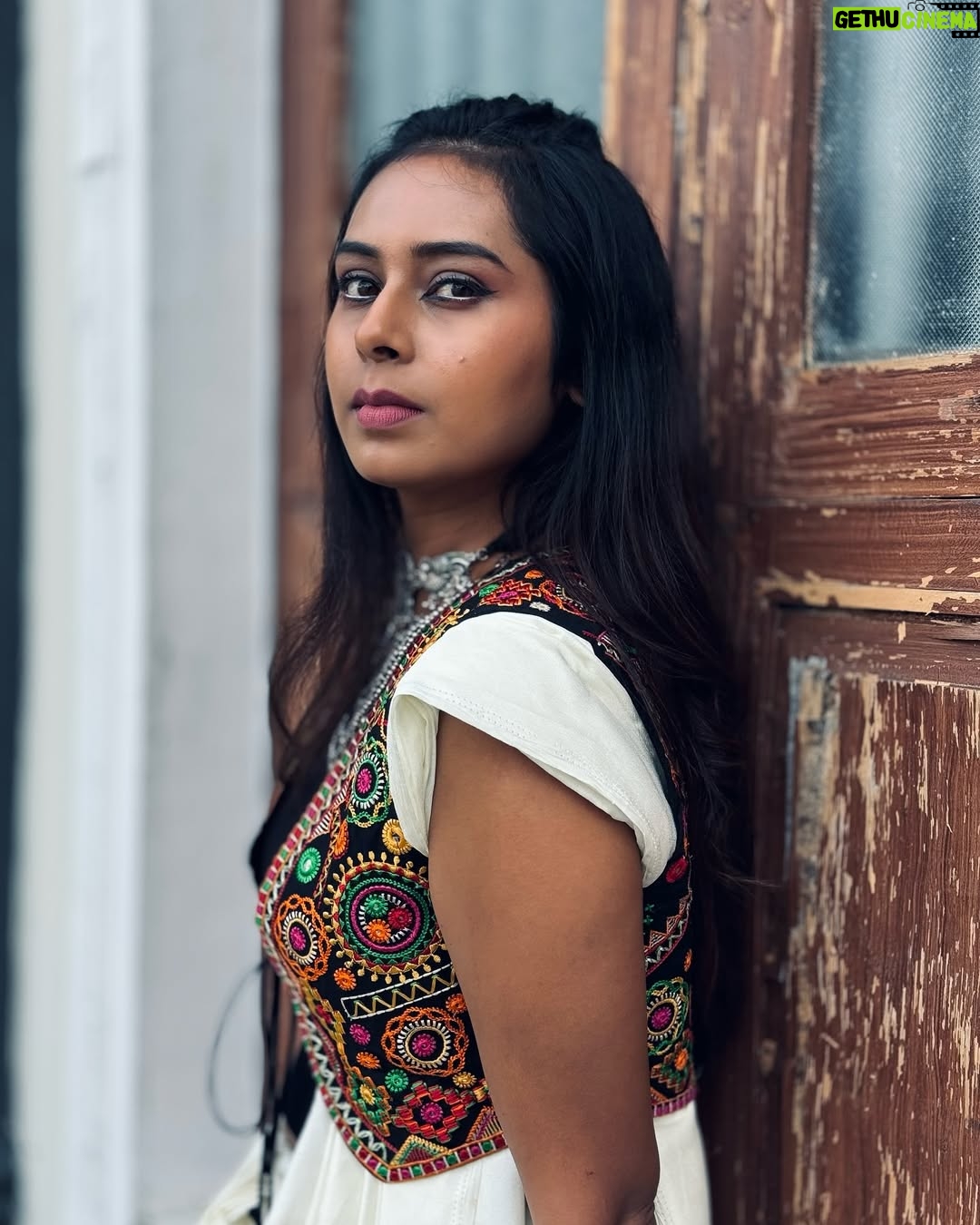 Ishita Varsha - 8.6K Likes - Hmmmmm How much do u rate it out of 10!?
I loved the way it turned out! š„°
Fashion is an art form, so donāt be afraid to be creative with it! š
#ishitavarsha #thankyougenieš§āāļø #blessedlifeš #loveandgratitudeā¤ļø #saree #sareelove #sareelover #sareefashion #styling #stylingtips #sareestyle #sareestyling #oxidisedjewellery #stylish #stylingideas #sareedraping #sareedrape #indowestern #indowesternstyle #indowesternlook #experiment #fashion #fashiongram