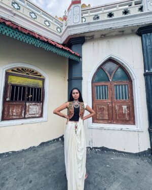Ishita Varsha Instagram - Hmmmmm How much do u rate it out of 10!? 
I loved the way it turned out! 🥰

Fashion is an art form, so don’t be afraid to be creative with it! 😊

#ishitavarsha #thankyougenie🧞‍♀️ #blessedlife😇 #loveandgratitude❤️ #saree #sareelove #sareelover #sareefashion #styling #stylingtips #sareestyle #sareestyling #oxidisedjewellery #stylish #stylingideas #sareedraping #sareedrape #indowestern #indowesternstyle #indowesternlook #experiment #fashion #fashiongram