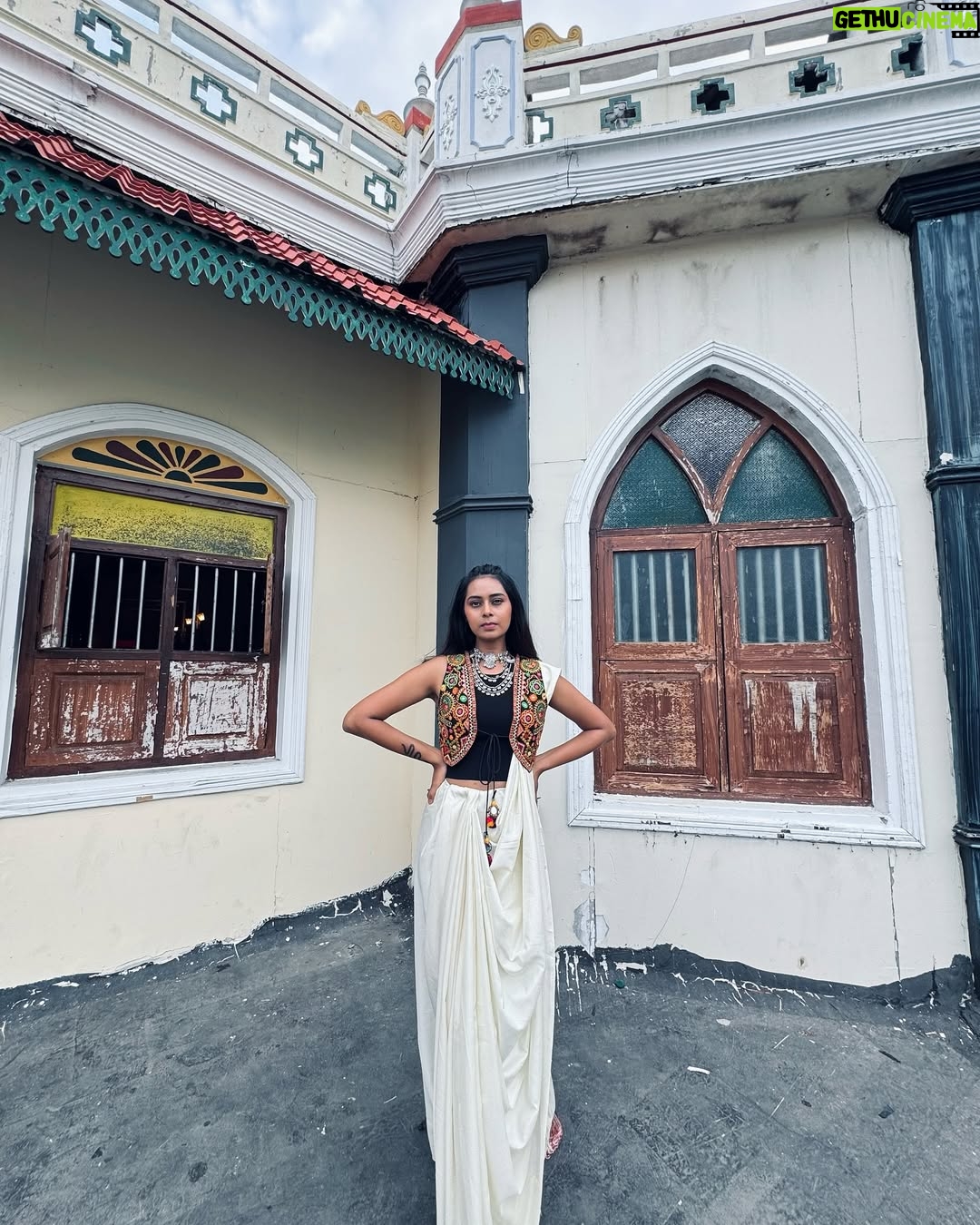 Ishita Varsha - 8.6K Likes - Hmmmmm How much do u rate it out of 10!?
I loved the way it turned out! š„°
Fashion is an art form, so donāt be afraid to be creative with it! š
#ishitavarsha #thankyougenieš§āāļø #blessedlifeš #loveandgratitudeā¤ļø #saree #sareelove #sareelover #sareefashion #styling #stylingtips #sareestyle #sareestyling #oxidisedjewellery #stylish #stylingideas #sareedraping #sareedrape #indowestern #indowesternstyle #indowesternlook #experiment #fashion #fashiongram