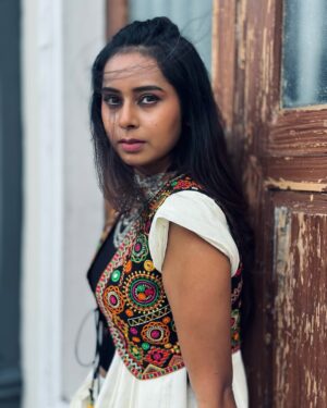 Ishita Varsha Instagram - Hmmmmm How much do u rate it out of 10!? 
I loved the way it turned out! 🥰

Fashion is an art form, so don’t be afraid to be creative with it! 😊

#ishitavarsha #thankyougenie🧞‍♀️ #blessedlife😇 #loveandgratitude❤️ #saree #sareelove #sareelover #sareefashion #styling #stylingtips #sareestyle #sareestyling #oxidisedjewellery #stylish #stylingideas #sareedraping #sareedrape #indowestern #indowesternstyle #indowesternlook #experiment #fashion #fashiongram
