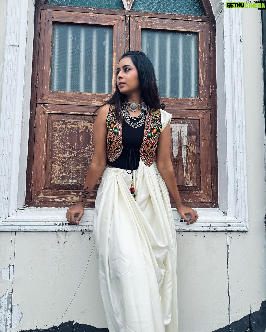 Ishita Varsha - 8.6K Likes - Hmmmmm How much do u rate it out of 10!?
I loved the way it turned out! š„°
Fashion is an art form, so donāt be afraid to be creative with it! š
#ishitavarsha #thankyougenieš§āāļø #blessedlifeš #loveandgratitudeā¤ļø #saree #sareelove #sareelover #sareefashion #styling #stylingtips #sareestyle #sareestyling #oxidisedjewellery #stylish #stylingideas #sareedraping #sareedrape #indowestern #indowesternstyle #indowesternlook #experiment #fashion #fashiongram
