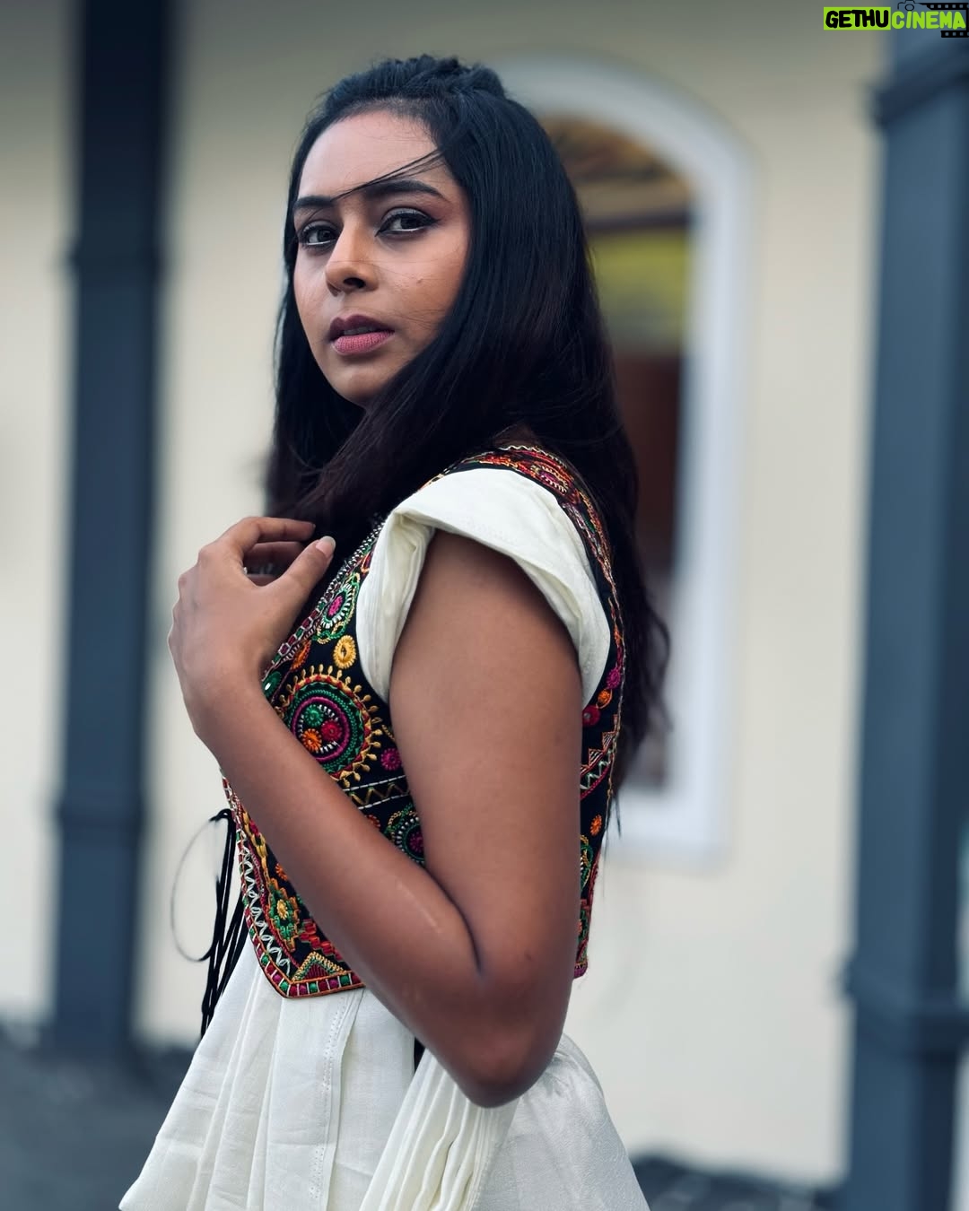 Ishita Varsha - 8.6K Likes - Hmmmmm How much do u rate it out of 10!?
I loved the way it turned out! š„°
Fashion is an art form, so donāt be afraid to be creative with it! š
#ishitavarsha #thankyougenieš§āāļø #blessedlifeš #loveandgratitudeā¤ļø #saree #sareelove #sareelover #sareefashion #styling #stylingtips #sareestyle #sareestyling #oxidisedjewellery #stylish #stylingideas #sareedraping #sareedrape #indowestern #indowesternstyle #indowesternlook #experiment #fashion #fashiongram