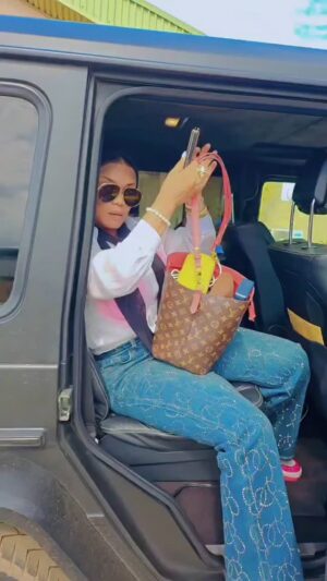 Iyabo Ojo Instagram - Hello Abuja!  Are you ready? 🤩 I'm live and direct in Abuja! 📍 Let's meet and watch the movie of the season, Labake Olododo, together TODAY at Silverbird Cinema, Jabi! 🎥 Who's watching with me

@chiomagoodhair
@fatma8five

 #LabakeOlododo