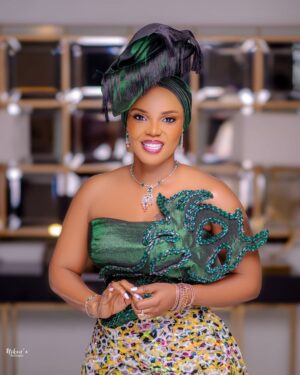 Iyabo Ojo Instagram - Yesterday's premiere of Owambe Thieves was lit! 🔥
 Congrats to my darling @eniola_ajao  Owambe Thieves will start showing in cinemas starting April 18th 

Outfit  @bkslagos 

Make and gele @darlington_glam 

Photographer @nikankonxeptsstudios