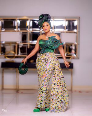 Iyabo Ojo Instagram - Yesterday's premiere of Owambe Thieves was lit! 🔥
 Congrats to my darling @eniola_ajao  Owambe Thieves will start showing in cinemas starting April 18th 

Outfit  @bkslagos 

Make and gele @darlington_glam 

Photographer @nikankonxeptsstudios