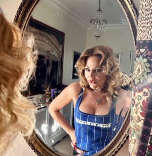 Jaime Winstone Instagram - An evening spent with papa and friends celebrating the amazing shoot for perfect magazine 

Thankyou to my beautiful One man Glam squad @the_sweeney_ love you and your talent so much! 
It’s so fun to collaborate with you and creates these lewks 🙏💋🙏 @the_sweeney_ 

Thankyou to @martine_rose ❤️😎🤌
@agencyeleven 
@burberry 

@katemossagency ✨💕
@thisisraywinstone 😎

High res 📸 double denim @davebenett 
@katiejanehillier 
@kegrand 
@theperfectmagazine ❤️