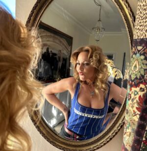 Jaime Winstone Instagram - An evening spent with papa and friends celebrating the amazing shoot for perfect magazine 

Thankyou to my beautiful One man Glam squad @the_sweeney_ love you and your talent so much! 
It’s so fun to collaborate with you and creates these lewks 🙏💋🙏 @the_sweeney_ 

Thankyou to @martine_rose ❤️😎🤌
@agencyeleven 
@burberry 

@katemossagency ✨💕
@thisisraywinstone 😎

High res 📸 double denim @davebenett 
@katiejanehillier 
@kegrand 
@theperfectmagazine ❤️
