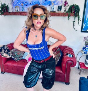 Jaime Winstone Instagram - An evening spent with papa and friends celebrating the amazing shoot for perfect magazine 

Thankyou to my beautiful One man Glam squad @the_sweeney_ love you and your talent so much! 
It’s so fun to collaborate with you and creates these lewks 🙏💋🙏 @the_sweeney_ 

Thankyou to @martine_rose ❤️😎🤌
@agencyeleven 
@burberry 

@katemossagency ✨💕
@thisisraywinstone 😎

High res 📸 double denim @davebenett 
@katiejanehillier 
@kegrand 
@theperfectmagazine ❤️