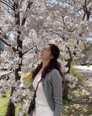Jang Shin-young Instagram - 🌸❣️