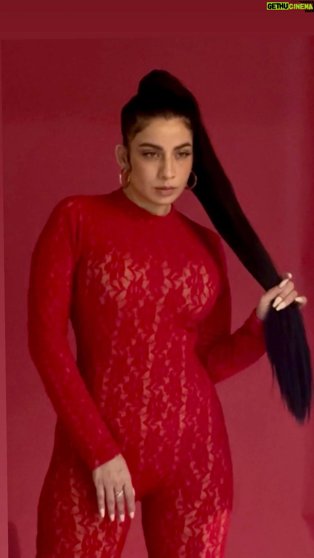 Jasmine Sandlas - 120.2K Likes - And a dragon flew over the city. 
Everyone looked up at the sky 🐉.
