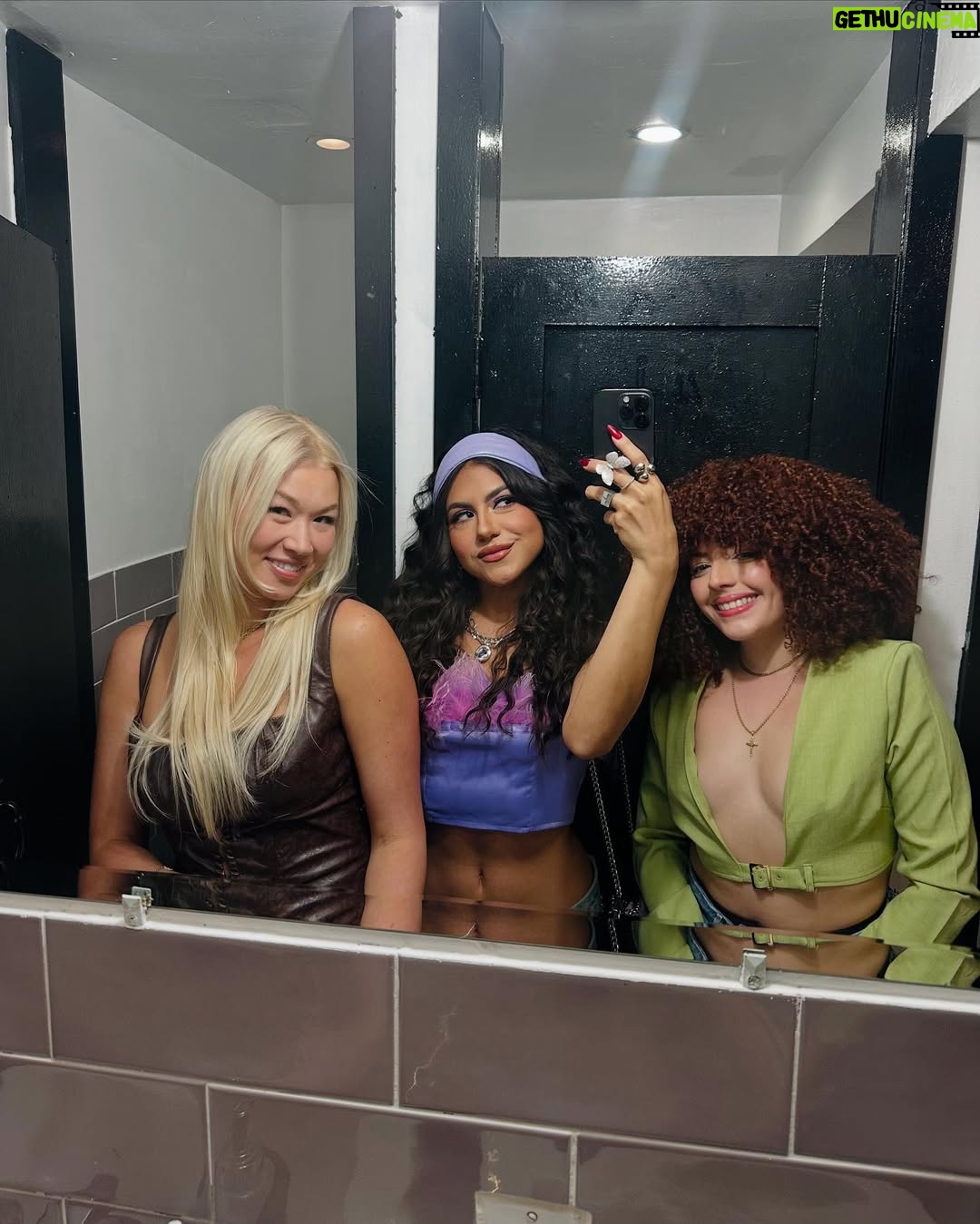 Jearnest Corchado - 3K Likes - I got to perform in Brooklyn for the very first time in my life, and let me tell you something: the love in NYC is reaaal! I feel like I’m living in a dream… this week has been so incredibly special. I met so many “strangers” who immediately felt like family. People who don’t owe me anything—yet have been there for me, supported me, and guided me through this new journey I’m on…
I KNOW they are GOD-sent. There’s no other explanation. DIOS always has my back. Las cosas han fluido de una manera tan especial, y las puertas se siguen abriendo…
Prepárense, que lo que viene, viene en grande. GRACIAS siempre por todo el amor, el apoyo y el cariño. Mi goal siempre será inspirarlos, representarlos y darles MUCHO, MUCHO AMOR.
Todo con amor y por amor. SIEMPRE.💕
Y acostúmbrense al Spanglish, baby!
This is #TheJearney 🚀🚀
Thank you @powerisindustry @power1051 @djwillnyc @amadeuspbm @bigdtheweatherman @callmetaji @imroxanneshante @imchey__ @zurdoelz
Makeup by @_nikoledenisse