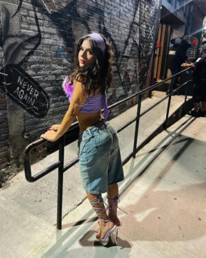 Jearnest Corchado Instagram - I got to perform in Brooklyn for the very first time in my life, and let me tell you something: the love in NYC is reaaal! I feel like I’m living in a dream… this week has been so incredibly special. I met so many “strangers” who immediately felt like family. People who don’t owe me anything—yet have been there for me, supported me, and guided me through this new journey I’m on…

I KNOW they are GOD-sent. There’s no other explanation. DIOS always has my back. Las cosas han fluido de una manera tan especial, y las puertas se siguen abriendo…

Prepárense, que lo que viene, viene en grande. GRACIAS siempre por todo el amor, el apoyo y el cariño. Mi goal siempre será inspirarlos, representarlos y darles MUCHO, MUCHO AMOR. 

Todo con amor y por amor. SIEMPRE.💕

Y acostúmbrense al Spanglish, baby! 
This is #TheJearney 🚀🚀

Thank you @powerisindustry @power1051 @djwillnyc @amadeuspbm @bigdtheweatherman @callmetaji @imroxanneshante @imchey__ @zurdoelz 

Makeup by @_nikoledenisse
