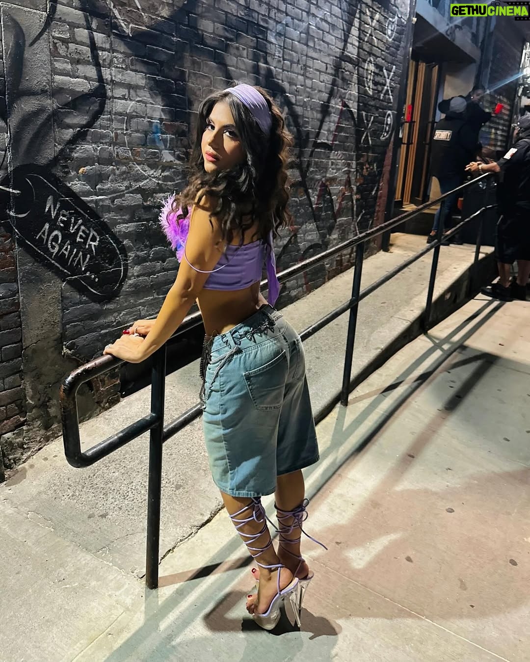Jearnest Corchado - 3K Likes - I got to perform in Brooklyn for the very first time in my life, and let me tell you something: the love in NYC is reaaal! I feel like I’m living in a dream… this week has been so incredibly special. I met so many “strangers” who immediately felt like family. People who don’t owe me anything—yet have been there for me, supported me, and guided me through this new journey I’m on…
I KNOW they are GOD-sent. There’s no other explanation. DIOS always has my back. Las cosas han fluido de una manera tan especial, y las puertas se siguen abriendo…
Prepárense, que lo que viene, viene en grande. GRACIAS siempre por todo el amor, el apoyo y el cariño. Mi goal siempre será inspirarlos, representarlos y darles MUCHO, MUCHO AMOR.
Todo con amor y por amor. SIEMPRE.💕
Y acostúmbrense al Spanglish, baby!
This is #TheJearney 🚀🚀
Thank you @powerisindustry @power1051 @djwillnyc @amadeuspbm @bigdtheweatherman @callmetaji @imroxanneshante @imchey__ @zurdoelz
Makeup by @_nikoledenisse