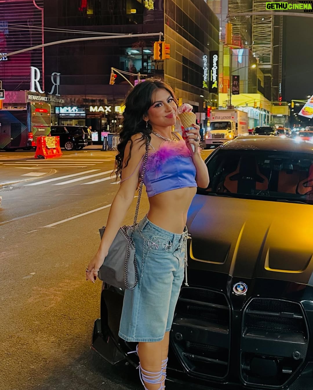 Jearnest Corchado - 3K Likes - I got to perform in Brooklyn for the very first time in my life, and let me tell you something: the love in NYC is reaaal! I feel like I’m living in a dream… this week has been so incredibly special. I met so many “strangers” who immediately felt like family. People who don’t owe me anything—yet have been there for me, supported me, and guided me through this new journey I’m on…
I KNOW they are GOD-sent. There’s no other explanation. DIOS always has my back. Las cosas han fluido de una manera tan especial, y las puertas se siguen abriendo…
Prepárense, que lo que viene, viene en grande. GRACIAS siempre por todo el amor, el apoyo y el cariño. Mi goal siempre será inspirarlos, representarlos y darles MUCHO, MUCHO AMOR.
Todo con amor y por amor. SIEMPRE.💕
Y acostúmbrense al Spanglish, baby!
This is #TheJearney 🚀🚀
Thank you @powerisindustry @power1051 @djwillnyc @amadeuspbm @bigdtheweatherman @callmetaji @imroxanneshante @imchey__ @zurdoelz
Makeup by @_nikoledenisse