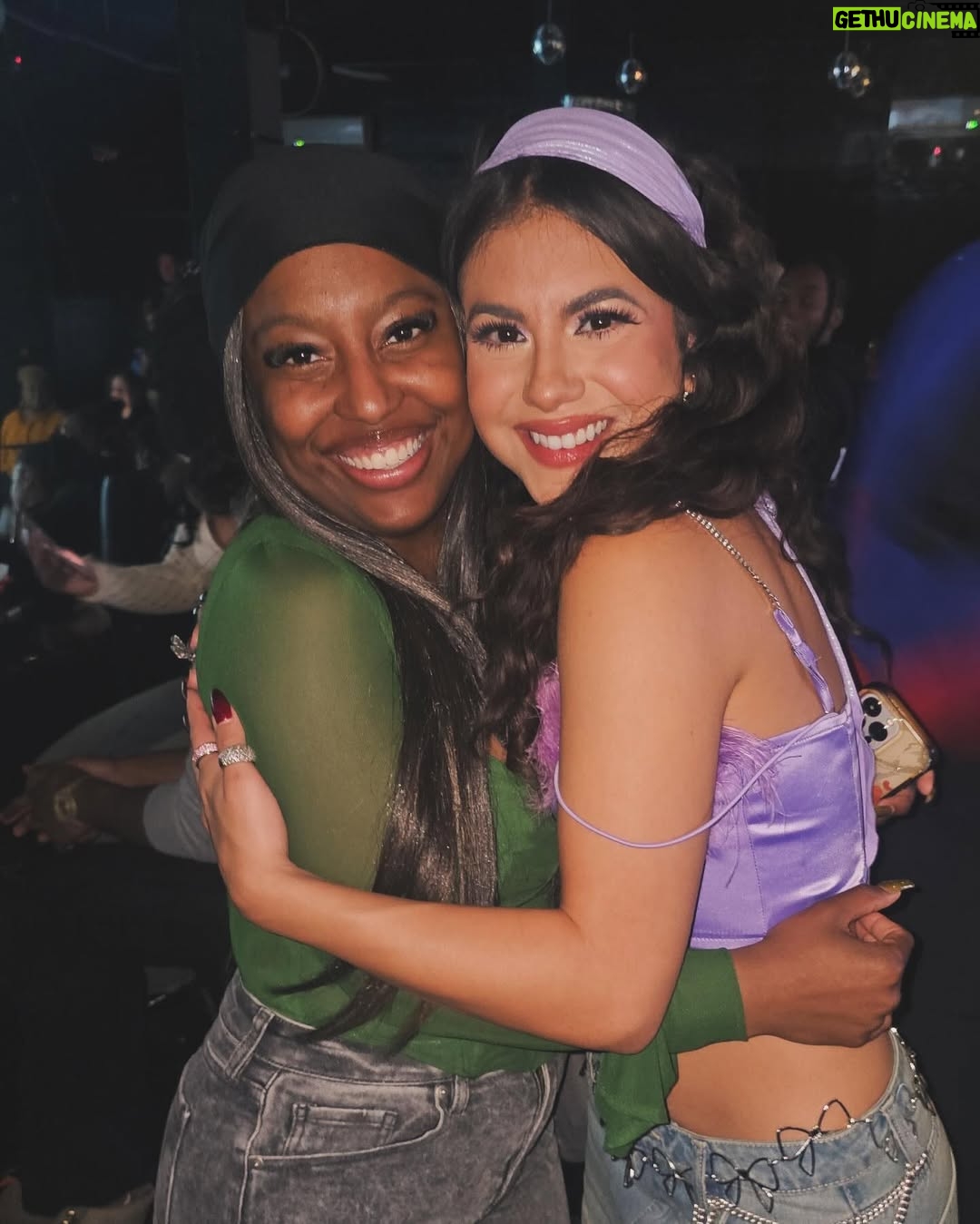 Jearnest Corchado - 3K Likes - I got to perform in Brooklyn for the very first time in my life, and let me tell you something: the love in NYC is reaaal! I feel like I’m living in a dream… this week has been so incredibly special. I met so many “strangers” who immediately felt like family. People who don’t owe me anything—yet have been there for me, supported me, and guided me through this new journey I’m on…
I KNOW they are GOD-sent. There’s no other explanation. DIOS always has my back. Las cosas han fluido de una manera tan especial, y las puertas se siguen abriendo…
Prepárense, que lo que viene, viene en grande. GRACIAS siempre por todo el amor, el apoyo y el cariño. Mi goal siempre será inspirarlos, representarlos y darles MUCHO, MUCHO AMOR.
Todo con amor y por amor. SIEMPRE.💕
Y acostúmbrense al Spanglish, baby!
This is #TheJearney 🚀🚀
Thank you @powerisindustry @power1051 @djwillnyc @amadeuspbm @bigdtheweatherman @callmetaji @imroxanneshante @imchey__ @zurdoelz
Makeup by @_nikoledenisse