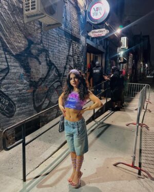 Jearnest Corchado Instagram - I got to perform in Brooklyn for the very first time in my life, and let me tell you something: the love in NYC is reaaal! I feel like I’m living in a dream… this week has been so incredibly special. I met so many “strangers” who immediately felt like family. People who don’t owe me anything—yet have been there for me, supported me, and guided me through this new journey I’m on…

I KNOW they are GOD-sent. There’s no other explanation. DIOS always has my back. Las cosas han fluido de una manera tan especial, y las puertas se siguen abriendo…

Prepárense, que lo que viene, viene en grande. GRACIAS siempre por todo el amor, el apoyo y el cariño. Mi goal siempre será inspirarlos, representarlos y darles MUCHO, MUCHO AMOR. 

Todo con amor y por amor. SIEMPRE.💕

Y acostúmbrense al Spanglish, baby! 
This is #TheJearney 🚀🚀

Thank you @powerisindustry @power1051 @djwillnyc @amadeuspbm @bigdtheweatherman @callmetaji @imroxanneshante @imchey__ @zurdoelz 

Makeup by @_nikoledenisse