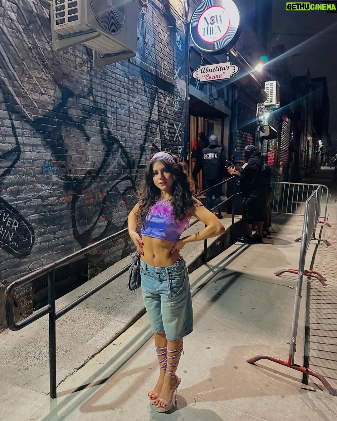 Jearnest Corchado - 3K Likes - I got to perform in Brooklyn for the very first time in my life, and let me tell you something: the love in NYC is reaaal! I feel like I’m living in a dream… this week has been so incredibly special. I met so many “strangers” who immediately felt like family. People who don’t owe me anything—yet have been there for me, supported me, and guided me through this new journey I’m on…
I KNOW they are GOD-sent. There’s no other explanation. DIOS always has my back. Las cosas han fluido de una manera tan especial, y las puertas se siguen abriendo…
Prepárense, que lo que viene, viene en grande. GRACIAS siempre por todo el amor, el apoyo y el cariño. Mi goal siempre será inspirarlos, representarlos y darles MUCHO, MUCHO AMOR.
Todo con amor y por amor. SIEMPRE.💕
Y acostúmbrense al Spanglish, baby!
This is #TheJearney 🚀🚀
Thank you @powerisindustry @power1051 @djwillnyc @amadeuspbm @bigdtheweatherman @callmetaji @imroxanneshante @imchey__ @zurdoelz
Makeup by @_nikoledenisse