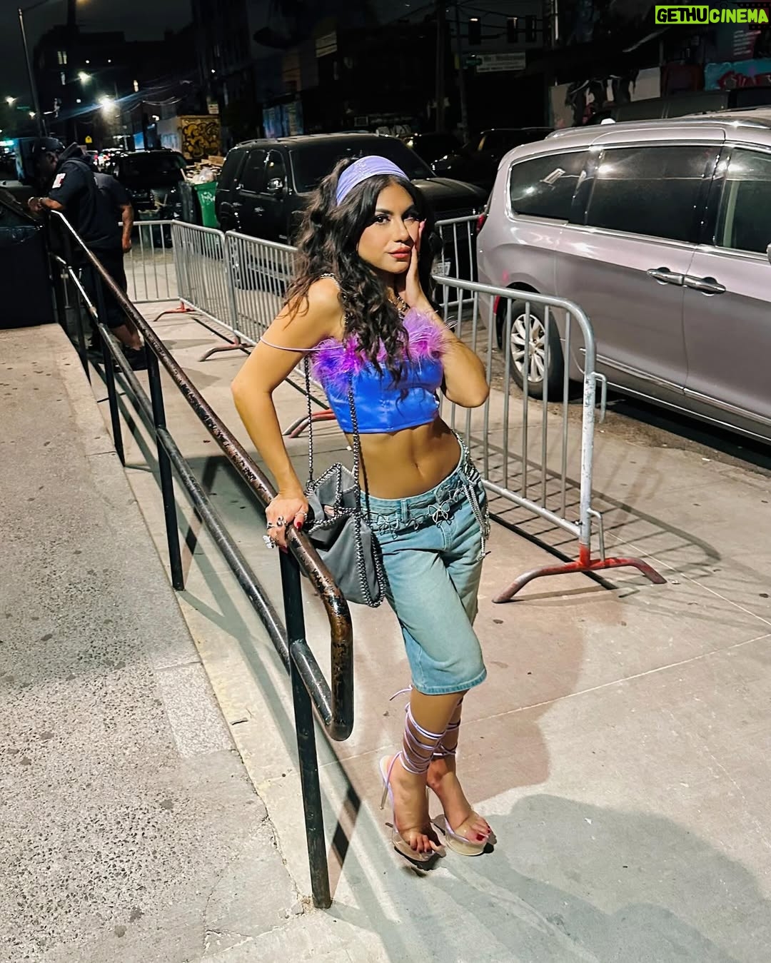 Jearnest Corchado - 3K Likes - I got to perform in Brooklyn for the very first time in my life, and let me tell you something: the love in NYC is reaaal! I feel like I’m living in a dream… this week has been so incredibly special. I met so many “strangers” who immediately felt like family. People who don’t owe me anything—yet have been there for me, supported me, and guided me through this new journey I’m on…
I KNOW they are GOD-sent. There’s no other explanation. DIOS always has my back. Las cosas han fluido de una manera tan especial, y las puertas se siguen abriendo…
Prepárense, que lo que viene, viene en grande. GRACIAS siempre por todo el amor, el apoyo y el cariño. Mi goal siempre será inspirarlos, representarlos y darles MUCHO, MUCHO AMOR.
Todo con amor y por amor. SIEMPRE.💕
Y acostúmbrense al Spanglish, baby!
This is #TheJearney 🚀🚀
Thank you @powerisindustry @power1051 @djwillnyc @amadeuspbm @bigdtheweatherman @callmetaji @imroxanneshante @imchey__ @zurdoelz
Makeup by @_nikoledenisse
