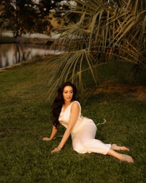 Jeniffer Piccinato Instagram - You can definitely sit with me 🌅
.
.
Photo by @olyamuradova_